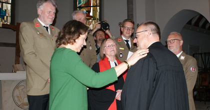 Assistiert von Anja Maud Siegert und Dieter Meyer führte Landespfarrerin Inge Matern Bischof Thomas Adomeit als stellvertretenden Landespfarrer der Johanniter ein.