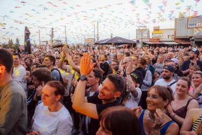Sommerluft, Lichter, Beats – und mittendrin ein Chor, der gemeinsam mit Band und Publikum die Hymnen einer ganzen Generation zum Klingen brachte.