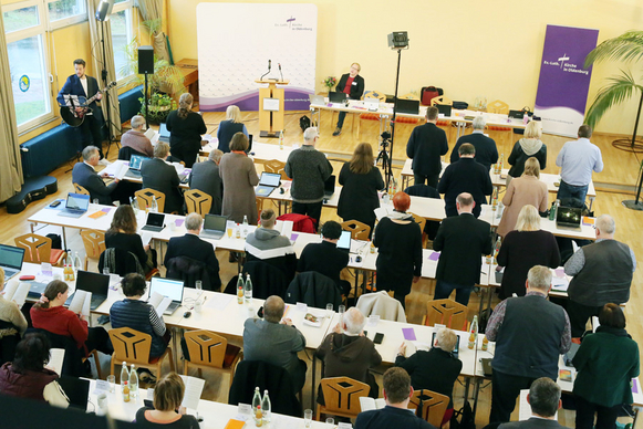 Die 1. außerordentlichen Tagung der 49. Synode der oldenburgischen Kirche wurde mit einer Andacht eröffnet.