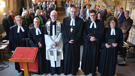 Festgottesdienst in der St.-Johannes-Kirche zur Eröffnung des Festwochenendes zum 900. Geburtstag des Ortes Zwischenahn mit (von links nach rechts): Pfarrerin Sandra Hollatz, Pfarrerin Petra Adomeit, Pater Ralf Büscher, Bischof Thomas Adomeit, Pastor Tim Rathjen und Pastorin Kerstin Falaturi. Foto: Wolfgang-Alexander Meyer