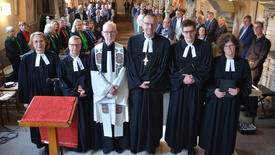 Festgottesdienst in der St.-Johannes-Kirche zur Eröffnung des Festwochenendes zum 900. Geburtstag des Ortes Zwischenahn mit (von links nach rechts): Pfarrerin Sandra Hollatz, Pfarrerin Petra Adomeit, Pater Ralf Büscher, Bischof Thomas Adomeit, Pastor Tim Rathjen und Pastorin Kerstin Falaturi. Foto: Wolfgang-Alexander Meyer