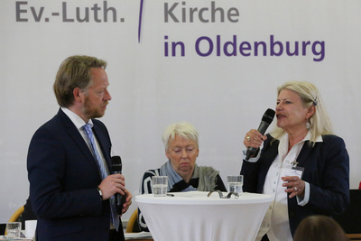 Pfarrer Nico Szameitat interviewt Gina Beushausen, die Ansprechperson für Betroffene von sexualisierter Gewalt in der Ev.-Luth. Kirche n Oldenburg.