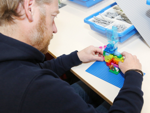 Dieses Foto zeigt wie die Synodalen mit Lego Serious Play ihre Gedanken und Haltungen in eine Form brachten.
