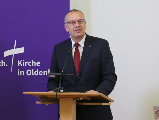 Am Rednerpult stehend Bischof Thomas Adomeit zu sehen.