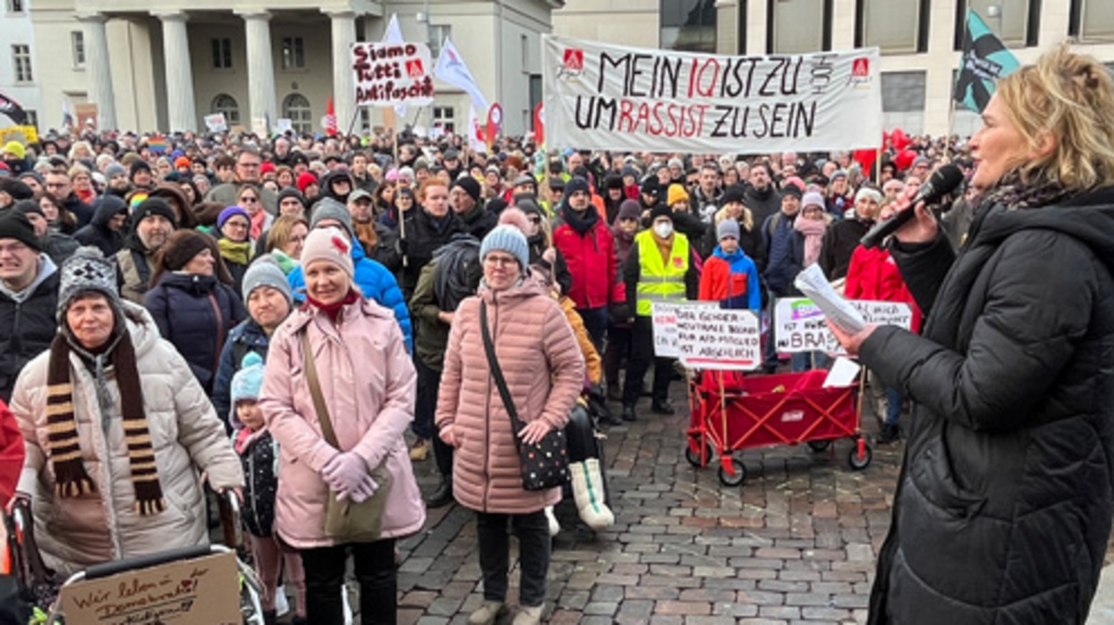 Als Vertreterin der Ev.-Luth. Kirche in Oldenburg betonte die Oldenburger Pfarrerin Anja Kramer in ihrer Rede auf der Kundgebung, sie stehe im Namen der oldenburgischen Kirche für eine solidarische, weltoffene und bunte Gesellschaft. Foto: ELKiO/D.-M. Grötzsch