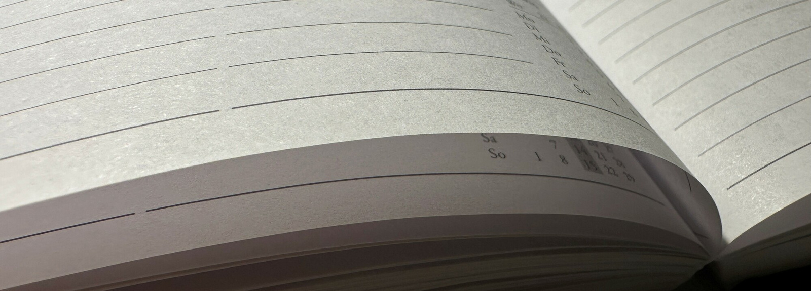 Aufgeschlagener Kalender