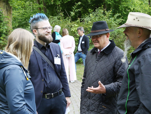 Das Foto zeigt einzelne Gesprächsgruppen zum Jahresthema