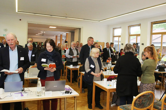 Die Synode singt in der Andacht zu Beginn des zweiten Verhandlungstages.