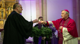 Mit dem 1. Advent beginnt das neue Kirchenjahr. Symbolisch entzündeten Bischof Thomas Adomeit (links) und Weihbischof Wilfried Theising die erste Kerze am Adventskranz.