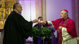 Mit dem 1. Advent beginnt das neue Kirchenjahr. Symbolisch entzündeten Bischof Thomas Adomeit (links) und Weihbischof Wilfried Theising die erste Kerze am Adventskranz. 
