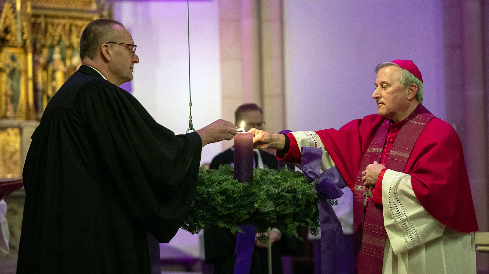 Mit dem 1. Advent beginnt das neue Kirchenjahr. Symbolisch entzündeten Bischof Thomas Adomeit (links) und Weihbischof Wilfried Theising die erste Kerze am Adventskranz.
