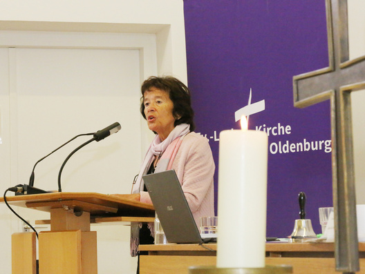 Das Bild zeigt die Synodale Inga Benavidez bei der Morgenandacht am dritten Synodentag.