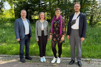Kreispfarrer Dr. Urs-Ullrich Muther (links) im Gespräch mit den drei Vikar*innen im Kirchenkreis Ammerland (2. von links nach rechts): Hannah und Johannes Böckmann sowie Patrizia Mandel-Birajdar.