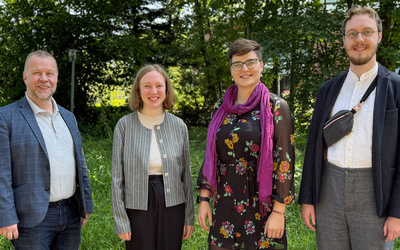 Kreispfarrer Dr. Urs-Ullrich Muther (links) im Gespräch mit den drei Vikar*innen im Kirchenkreis Ammerland (2. von links nach rechts): Hannah und Johannes Böckmann sowie Patrizia Mandel-Birajdar.