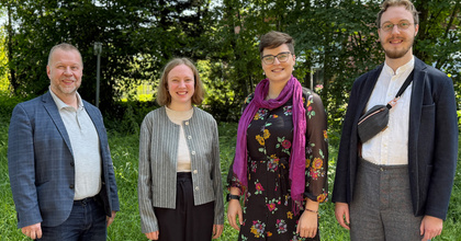 Kreispfarrer Dr. Urs-Ullrich Muther (links) im Gespräch mit den drei Vikar*innen im Kirchenkreis Ammerland (2. von links nach rechts): Hannah und Johannes Böckmann sowie Patrizia Mandel-Birajdar.