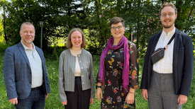 Kreispfarrer Dr. Urs-Ullrich Muther (links) im Gespräch mit den drei Vikar*innen im Kirchenkreis Ammerland (2. von links nach rechts): Hannah und Johannes Böckmann sowie Patrizia Mandel-Birajdar.