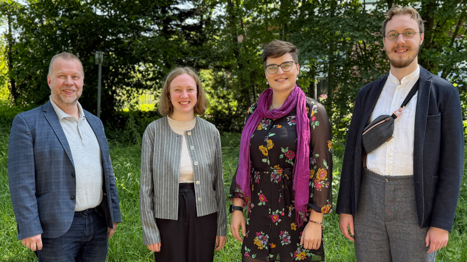 Kreispfarrer Dr. Urs-Ullrich Muther (links) im Gespräch mit den drei Vikar*innen im Kirchenkreis Ammerland (2. von links nach rechts): Hannah und Johannes Böckmann sowie Patrizia Mandel-Birajdar.