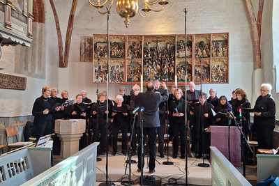Im Gottesdienst wirkte auch die Kantorei der Gemeinde unter der Leitung von Hartmut Fiedrich mit.