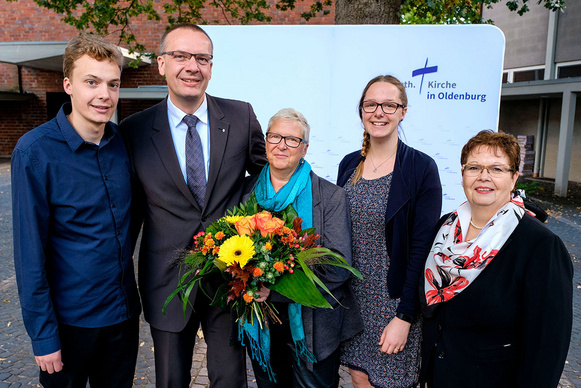 Synodenpräsidentin Sabine Blütchen (r.) und Bischof Thomas Adomeit (2. v. l.) im Kreise seiner Familie.