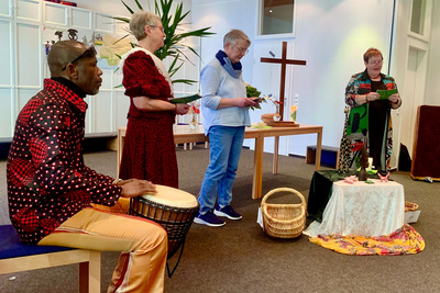 In Hude sorgte der von der Elfenbeinküste stammende und in Oldenburg lebende Musiker Leo Delest durch Trommelklänge auf einer Djembé für afrikanisches Flair.