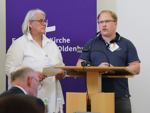 Das Bild zeigt Bildungsreferent zur Prävention von sexualisierter Gewalt Björn Kraemer und Gleichstellungsbeauftragte Doris Vogel-Grundwald am Rednerpult bei der Vorstellung der Arbeit des Awareness-Teams.
