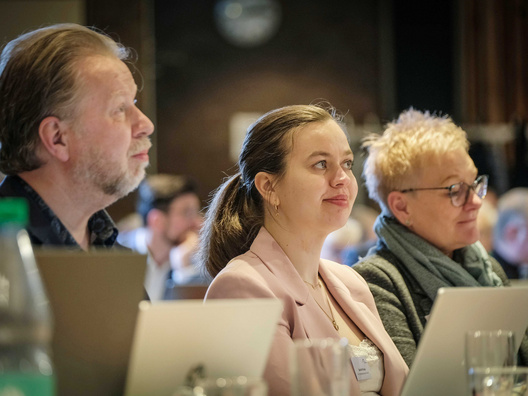 Menschen hören gebannt zu.