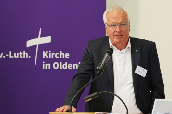Oberkirchenrat Udo Heinen stellte das Kirchengesetz über die Bildung der Ev.-luth. Kirchengemeinde Havenkirche vor