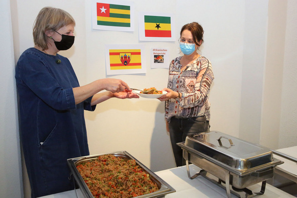 Mit einem afrikanischen Reisgericht stimmte sich das Synodenpräsidium auf das Jahresthema „Weggemeinschaft“ und den Besuch der Partnerkirchen in Ghana und Togo ein. Auf dem Foto: Britta Lustig (li.) und Susanne Seemann (re.)