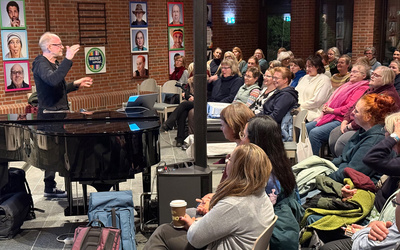 Der Komponist Dieter Falk war in Oldenburg zu Gast und stellte sein Weihnachtsmusical „Bethlehem“ vor, das am 13. Dezember 2026 in der großen EWE Arena in Oldenburg aufgeführt werden soll.