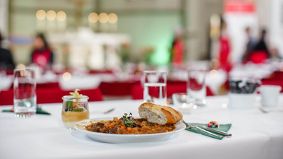 Bis Pfingsten können Bedürftige in der Kirche an jedem Donnerstagabend eine warme Mahlzeit erhalten und werden dabei von ehrenamtlichen Helferinnen und Helfern an gedeckten Tischen bedient. 