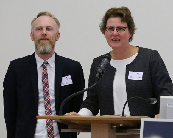 Gemeinsam mit dem Leiter der Gemeinsamen Kirchenverwaltung, Michael Kählke, warb Oberkirchenrätin Teichmanis für neue Stellen in der Verwaltung.