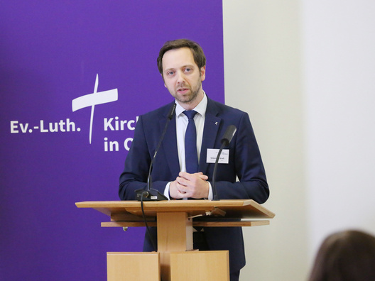 Dieses Foto zeigt Oberkirchenrat Sebastian Groß beim Bericht zur Neustrukturierung der Verwaltung der Ev.-Luth. Kirche in Oldenburg.