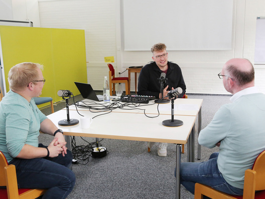 Auf diesem Bild ist der Workshop "Podcast aufnehmen. Werde Teil einer Sonderfolge Kreuz & Klang“ mit Chris Schellstede zu sehen.