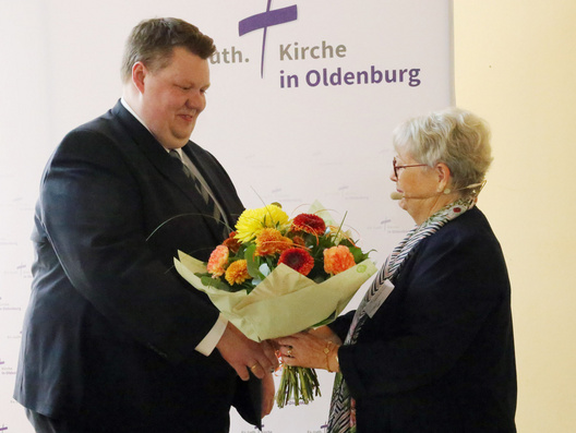 Synodenpräsidentin Sabine Blütchen gratulierte Oberkirchenrat Hauke Smoor zur Wahl des juristischen Oberkirchenrats.