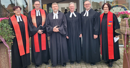Feierten das 25jährige Ordinationsjubiläum (von links nach rechts): Pfarrerin Andrea Hilgen-Frerichs, Pfarrer Karsten Hilgen, Pfarrer Tessen von Kameke, Pfarrer Christian Egts, Kreispfarrer Christian Scheuer und Pfarrerin Doris Möllenberg