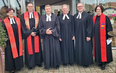 Feierten das 25jährige Ordinationsjubiläum (von links nach rechts): Pfarrerin Andrea Hilgen-Frerichs, Pfarrer Karsten Hilgen, Pfarrer Tessen von Kameke, Pfarrer Christian Egts, Kreispfarrer Christian Scheuer und Pfarrerin Doris Möllenberg