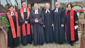 Feierten das 25jährige Ordinationsjubiläum (von links nach rechts): Pfarrerin Andrea Hilgen-Frerichs, Pfarrer Karsten Hilgen, Pfarrer Tessen von Kameke, Pfarrer Christian Egts, Kreispfarrer Christian Scheuer und Pfarrerin Doris Möllenberg