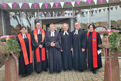 Feierten das 25jährige Ordinationsjubiläum (von links nach rechts): Pfarrerin Andrea Hilgen-Frerichs, Pfarrer Karsten Hilgen, Pfarrer Tessen von Kameke, Pfarrer Christian Egts, Kreispfarrer Christian Scheuer und Pfarrerin Doris Möllenberg