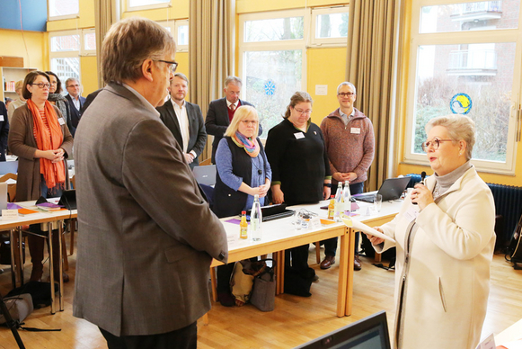 Der Synodale Pfarrer Dr. Tim Unger wurde von der Synodenpräsidentin Sabine Blütchen verpflichtet.