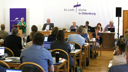 Synodalpräsidentin Sabine Blütchen spricht vor der Synode.