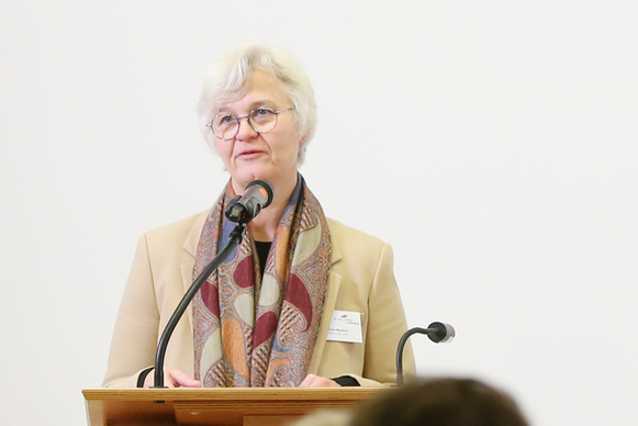 Oberkirchenrätin Gudrun Marwick stellte die Änderungen des Kirchengesetzes zur Änderung dienst-, besoldungs- und versorgungsrechtlicher Vorschriften 2022 in erster Lesung vor.