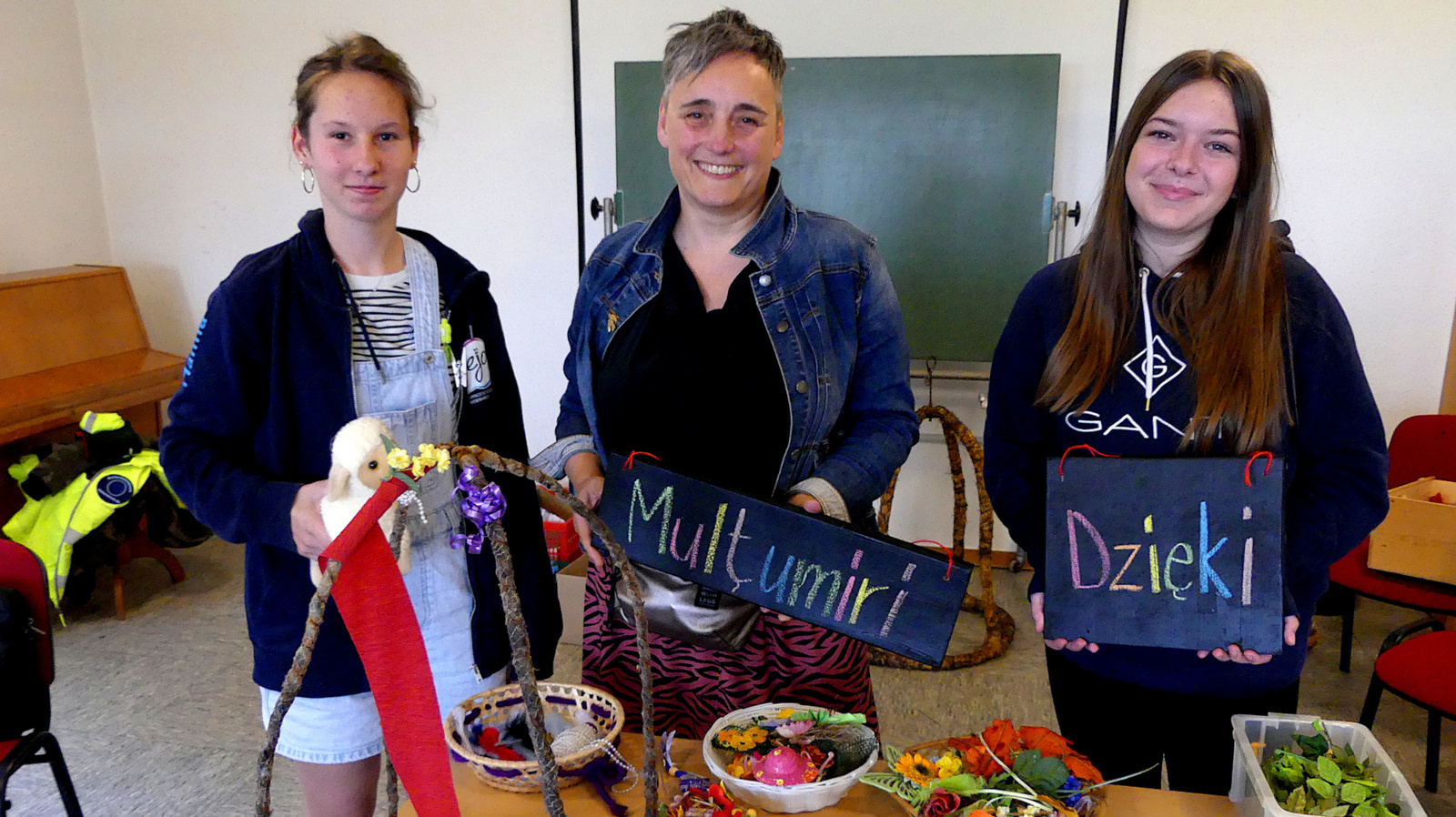 Sandra Bohlken (Mitte), Kreisjugenddiakonin in der Wesermarsch, stellt zusammen mit Hanna (links) und Talia (rechts), einzelne Elemente für das Kirchenzelt vor.