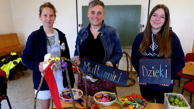 Sandra Bohlken (Mitte), Kreisjugenddiakonin in der Wesermarsch, stellt zusammen mit Hanna (links) und Talia (rechts), einzelne Elemente für das Kirchenzelt vor.