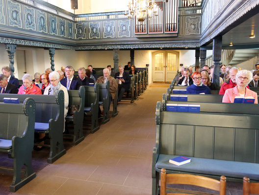 Dieses Foto zeigt die Gemeinde im Abendmahlsgottesdienst in der St.-Ulrichs-Kirche.