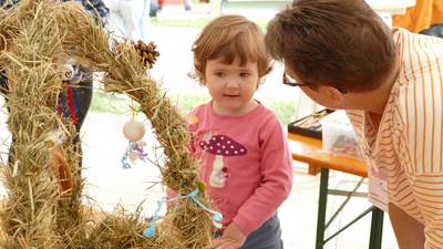 Kreispfarrerin Christiane Geerken-Thomas hatte die Idee, den Dank mit Erntekronen zu unterstreichen. Kinder und Erwachsene schmücken große Erntekronen mit buntem bereit stehendem Material.