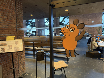 Auf einer Glastür ist groß die Maus aus der "Sendung mit der Maus" aufgeklebt.