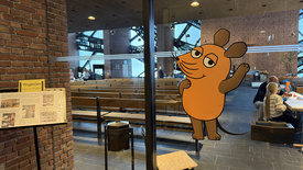 Auf einer Glastür ist groß die Maus aus der „Sendung mit der Maus“ aufgeklebt.