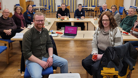 Markus Kohring (vorne links) und sein Team planen den Abend der Begegnung.