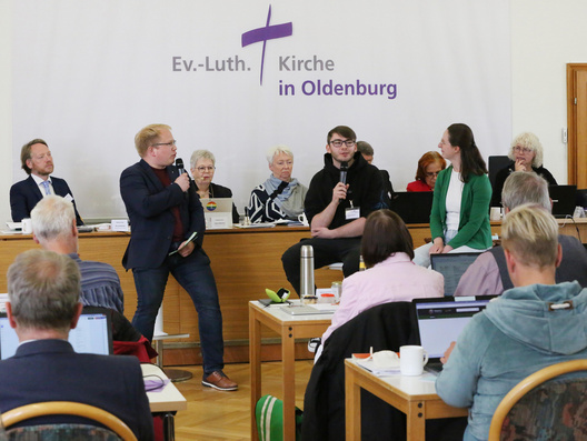 Dieses Bild zeigt Sina Abel (rechts) und Frederik Günther (Mitte) im Interview mit Björn Kraemer, Bildungsreferent für Prävention von sexualisierter Gewalt.