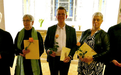 Oberkirchenrätin Gudrun Mawick (l.) und Pfarrer Cornelius Grohs (r.) zusammen mit der Prädikantin Dorothee Breger, dem Prädikanten Matthias Rensch und der Prädikantin Anke Michels.